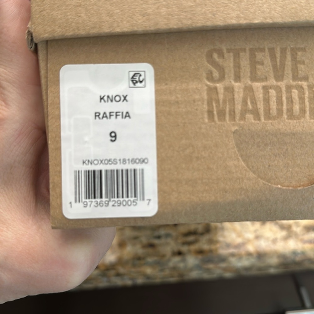 Brand New In Box Steve Madden Knox Sandal. Perfect vacay flat slide. Super Cute!